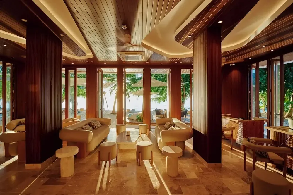 Un espace de détente intérieur avec des canapés et des tables basses.