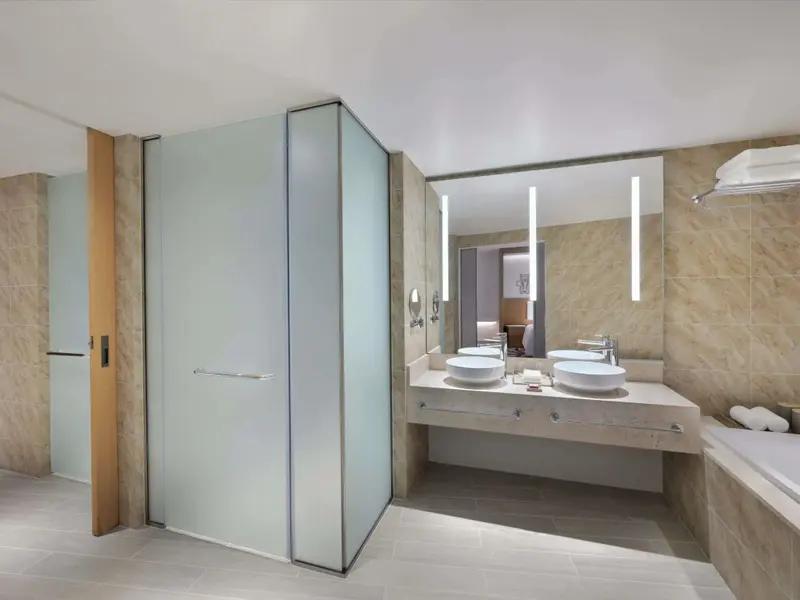 Une salle de bain moderne avec deux vasques et une baignoire.