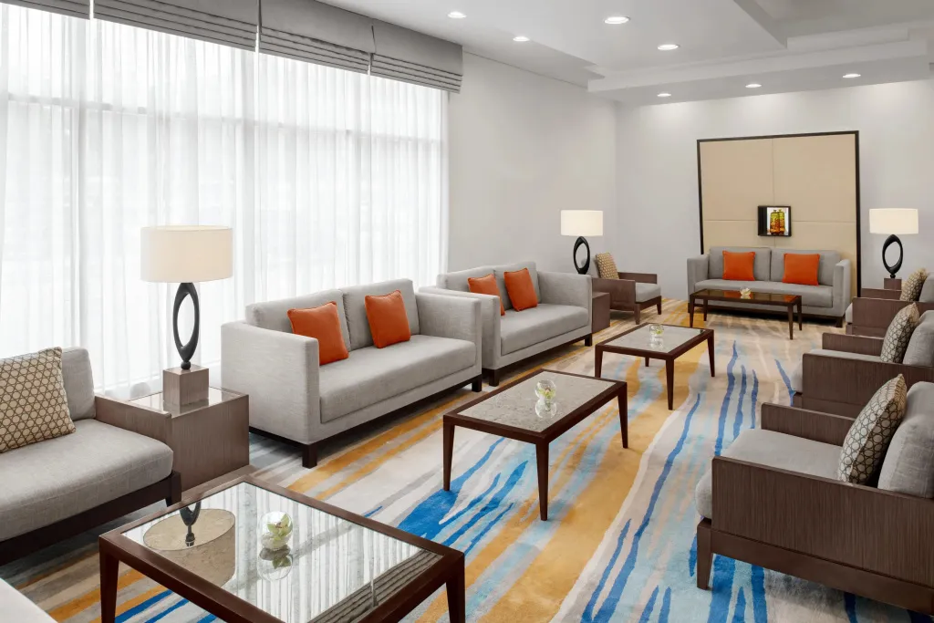Un espace de détente intérieur avec des canapés et des tables basses.