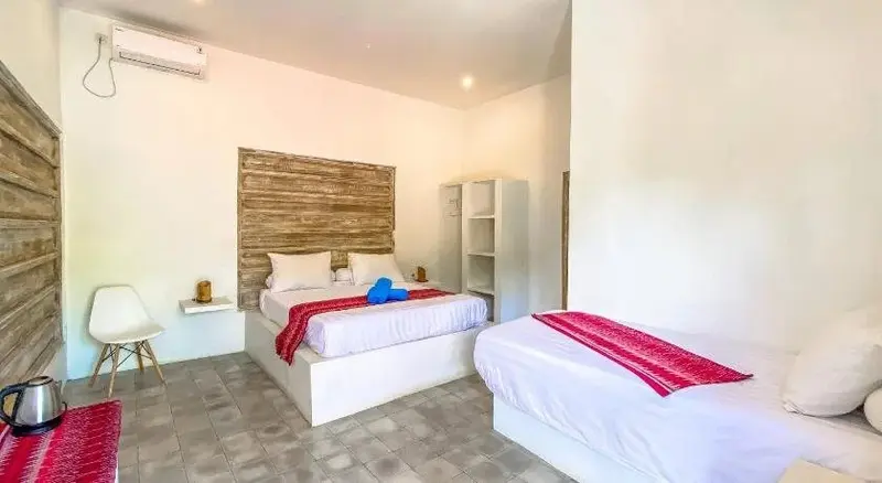 Une chambre lumineuse avec deux lits et un mur texturé.