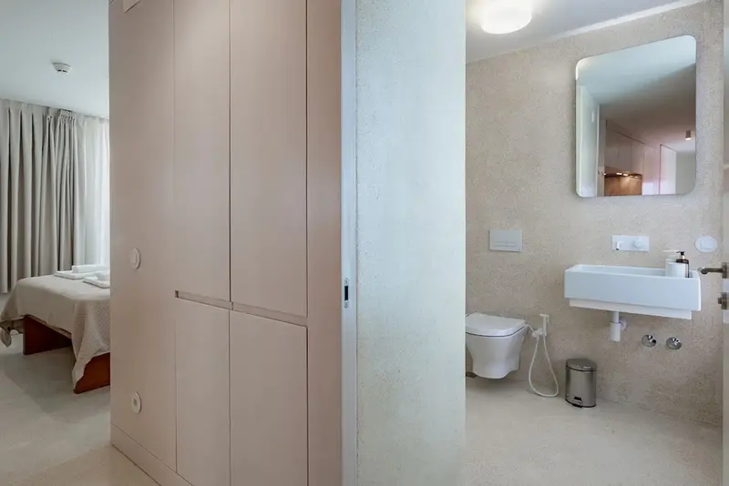 Une salle de bain moderne avec douche à l'italienne et lavabo intégré.