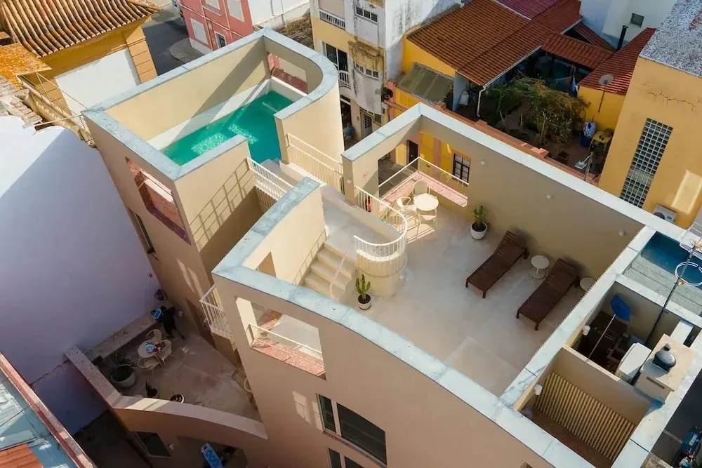 Terrasse aménagée avec mobilier de jardin et piscine.