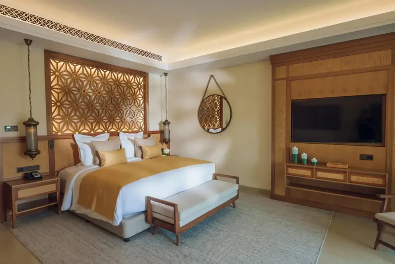 Une chambre lumineuse avec un grand lit et une décoration soignée.