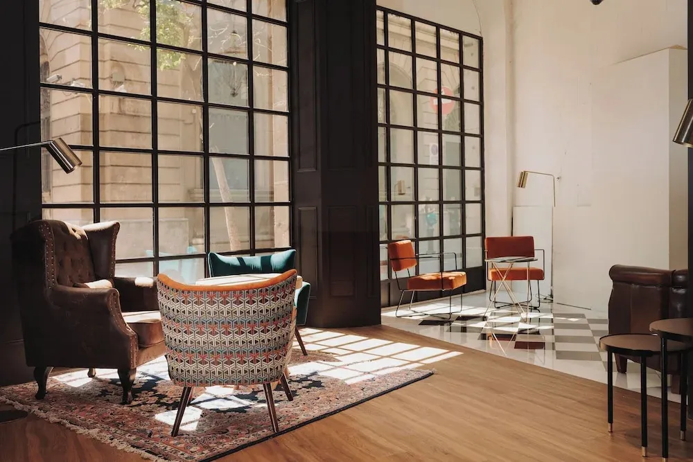 Un espace de détente intérieur avec des fauteuils et des tapis.