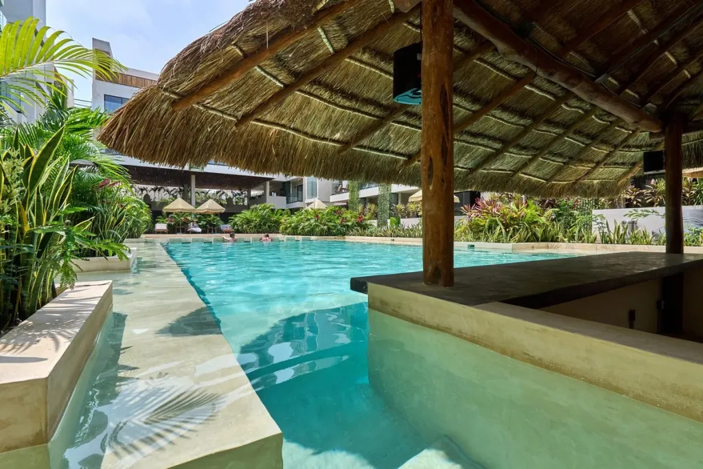 Un bar en bord de piscine offre un espace de détente ombragé.