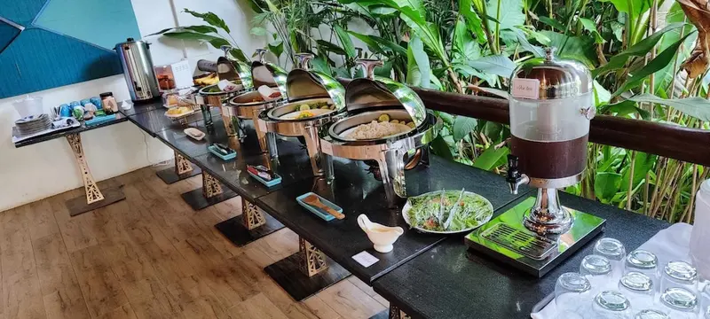 Un buffet propose une variété de plats et de salades sur une longue table.