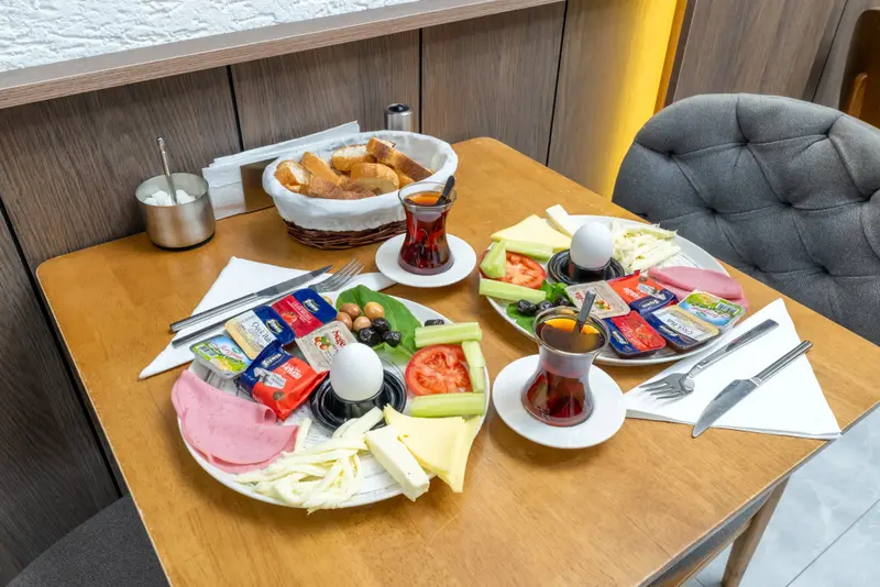 Une table en bois est dressée avec un petit-déjeuner copieux.