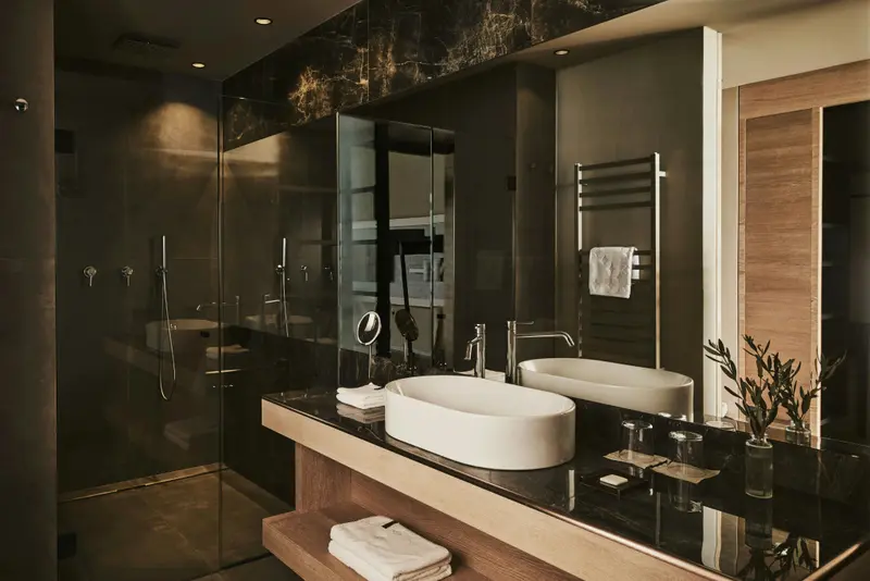 Une salle de bain moderne avec une douche à l'italienne et un double vasque.