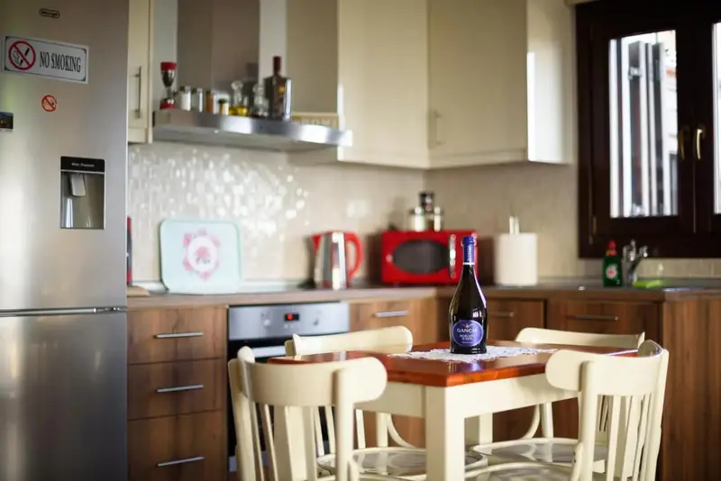 Une cuisine lumineuse avec un coin repas.