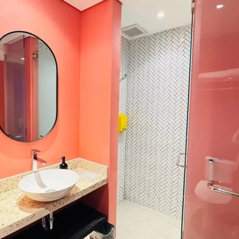 Une salle de bain moderne avec une douche à l'italienne et un lavabo sur plan.