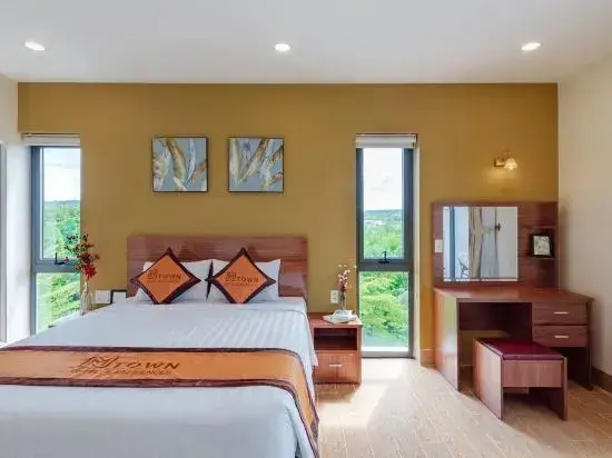 Une chambre lumineuse avec un lit double et un coin coiffeuse.