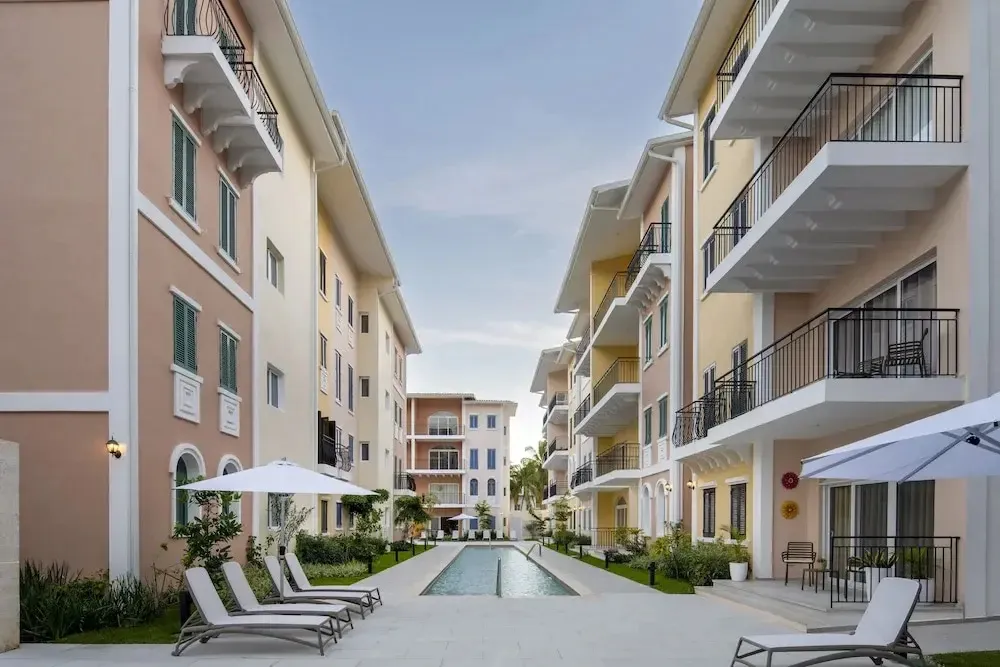 Vue d'une cour intérieure avec piscine et bâtiments résidentiels.