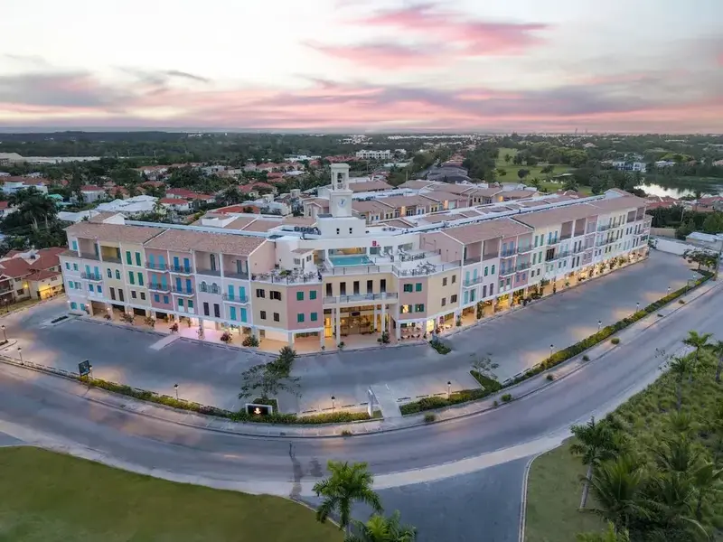 Vue aérienne d'un complexe hôtelier illuminé au crépuscule.