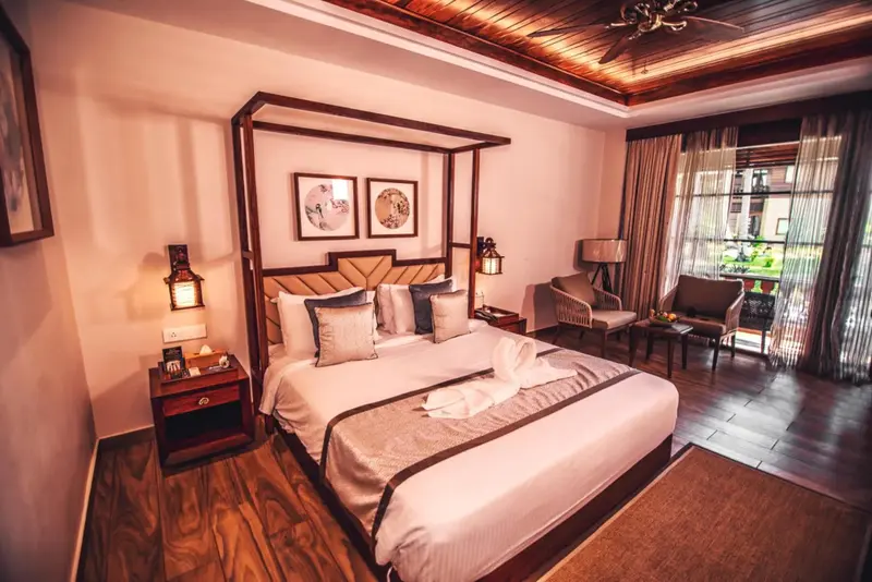 Une chambre spacieuse avec un grand lit et un coin salon.