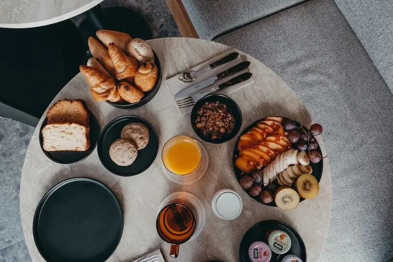 Un plateau de petit-déjeuner est présenté sur une table ronde.