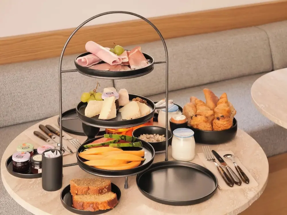 Un plateau de petit-déjeuner est présenté sur une table ronde.