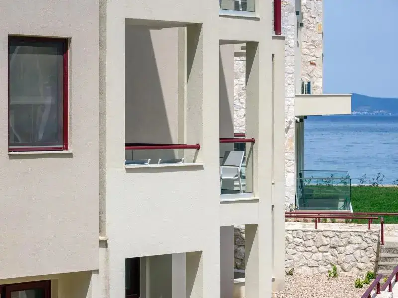 Balcons avec mobilier d'extérieur donnant sur la mer.