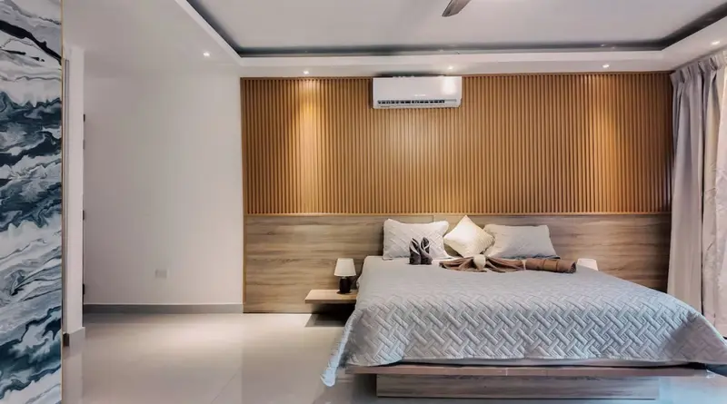Une chambre lumineuse avec un grand lit et une décoration moderne.
