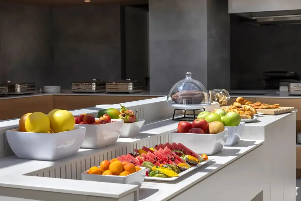 Un buffet propose une variété de fruits frais et de pâtisseries.