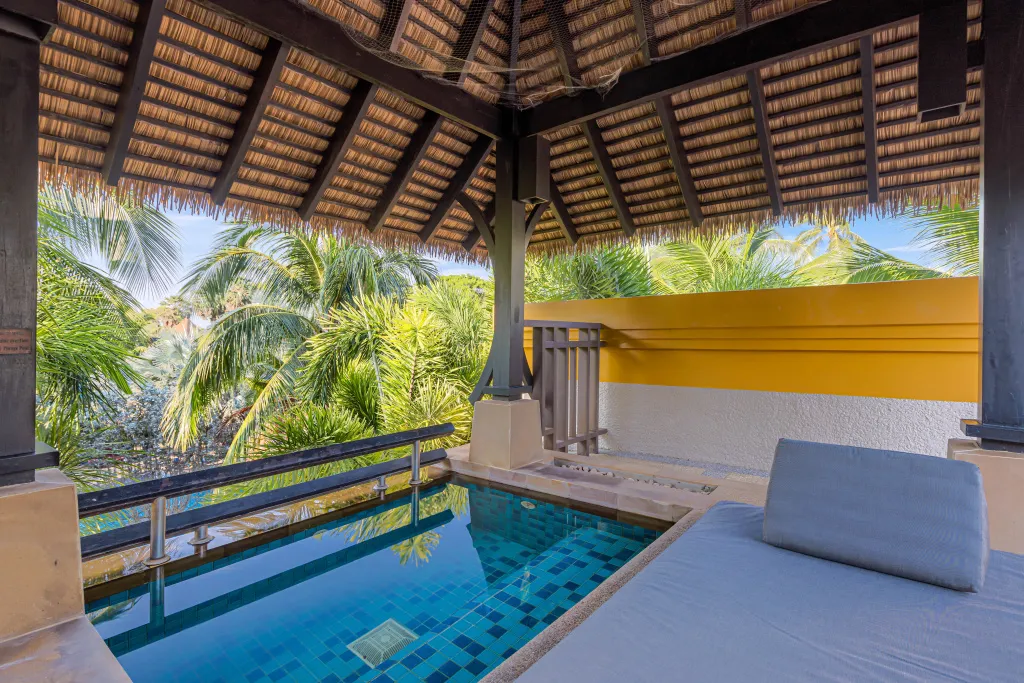 Une petite piscine privée avec une terrasse ombragée offre un espace de détente.