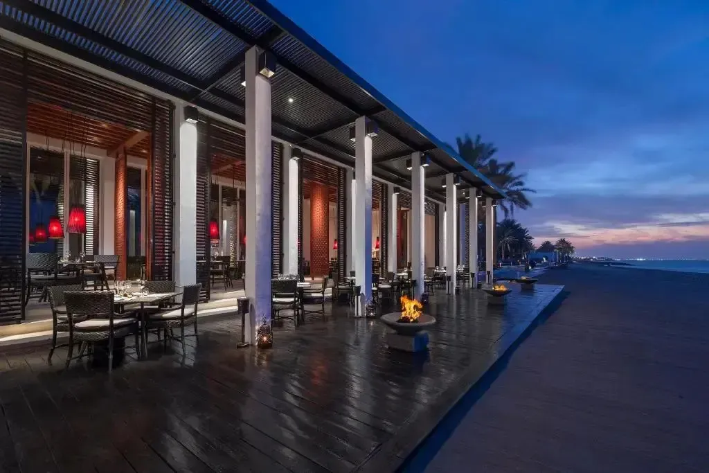 Terrasse de restaurant en bord de mer au crépuscule.