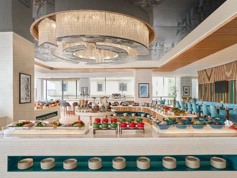 Un buffet généreux est présenté dans une salle lumineuse et moderne.