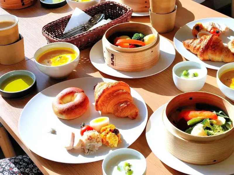 Une table est dressée avec divers plats et boissons.