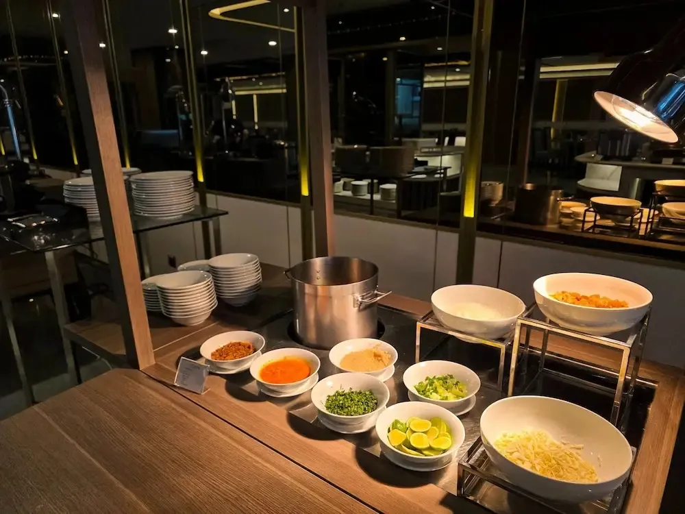 Un buffet propose une variété de plats et de condiments.
