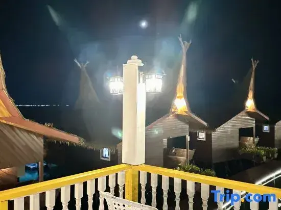 Terrasse avec des structures illuminées en arrière-plan.