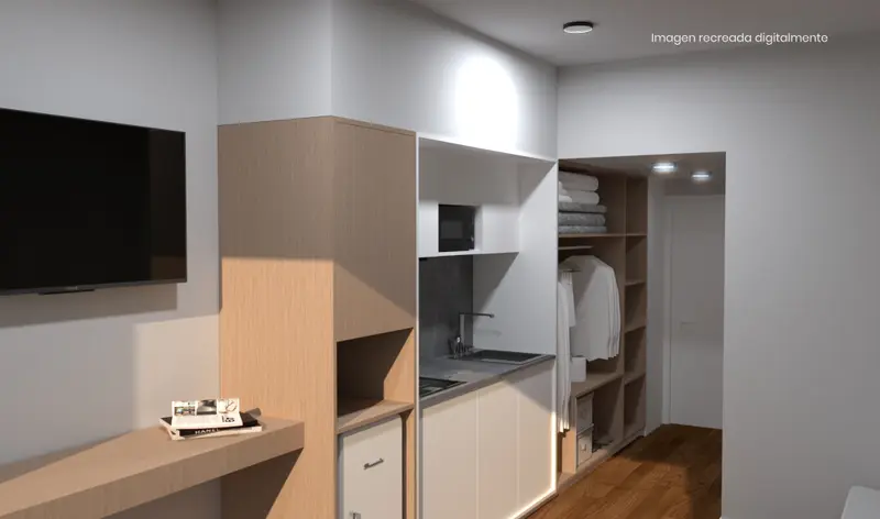 Un espace de vie moderne avec une télévision et un coin cuisine intégré.