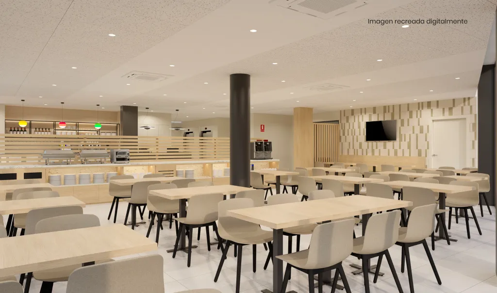 Une salle lumineuse avec des tables et des chaises est prête pour le service.