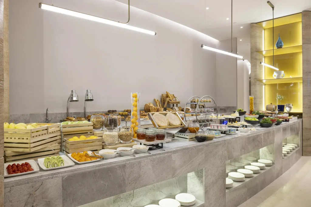 Un buffet propose une grande variété de plats et de boissons.