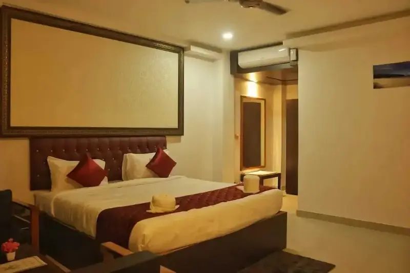 Une chambre à coucher lumineuse avec un grand lit et un décor sobre.