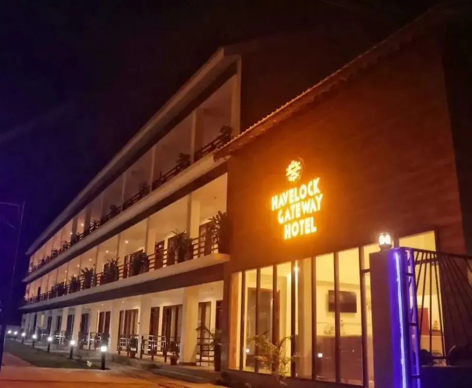 Bâtiment illuminé avec des balcons et une façade lumineuse.