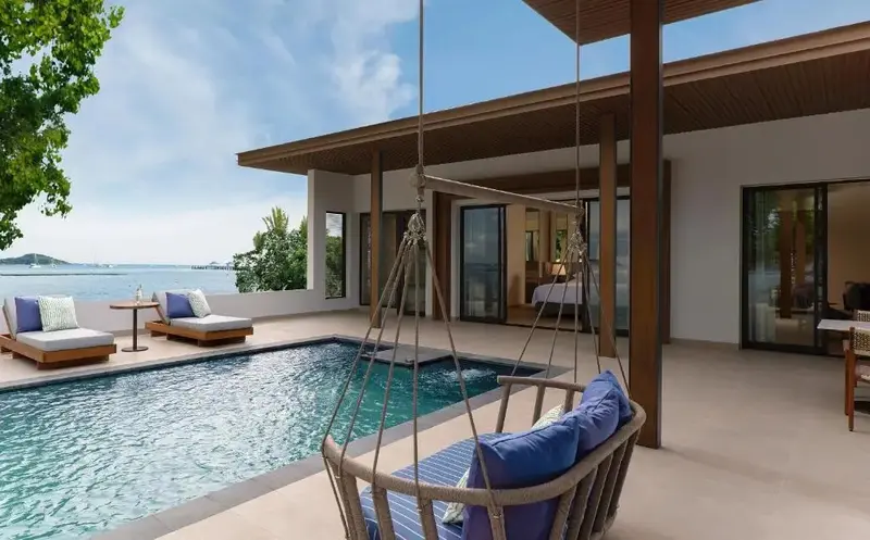 Espace extérieur avec piscine et salon de jardin.
