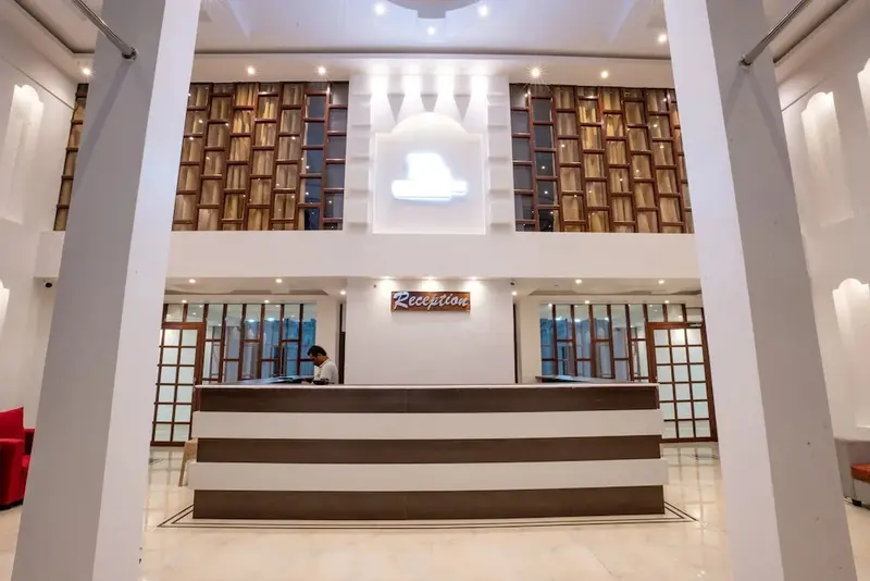 Un comptoir d'accueil moderne dans un hall d'hôtel spacieux.