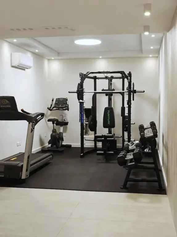 Une salle de sport intérieure avec divers équipements de musculation.