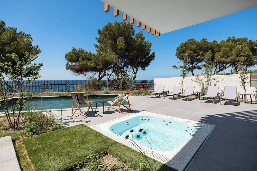 Espace extérieur avec piscine, jacuzzi et chaises longues ensoleillées.