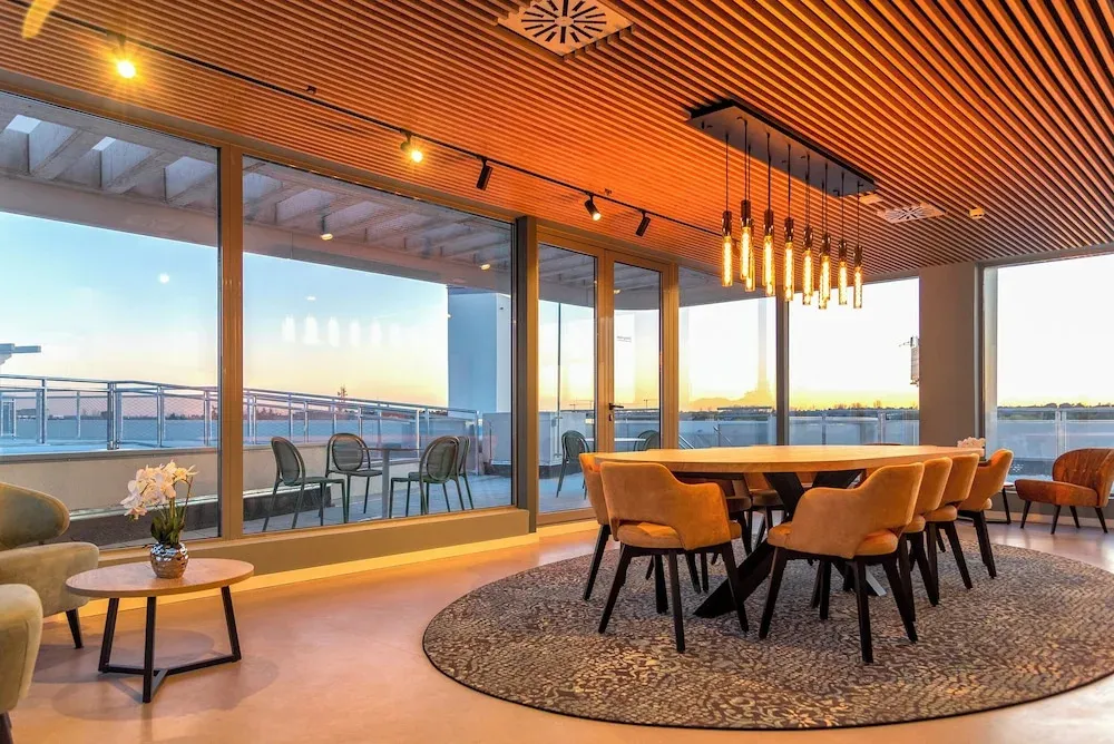 Une salle à manger lumineuse s'ouvre sur une terrasse avec vue sur la mer.