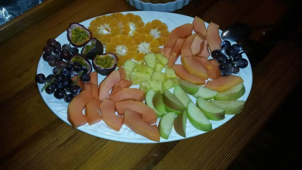 Assortiment de fruits frais disposés sur un plat blanc.