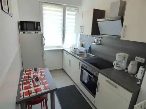 Une cuisine équipée avec un plan de travail et des appareils électroménagers.