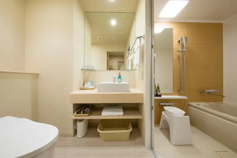 Une salle de bain moderne avec baignoire et lavabo intégré.