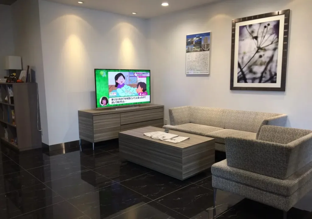 Un espace de détente intérieur avec canapés et télévision.
