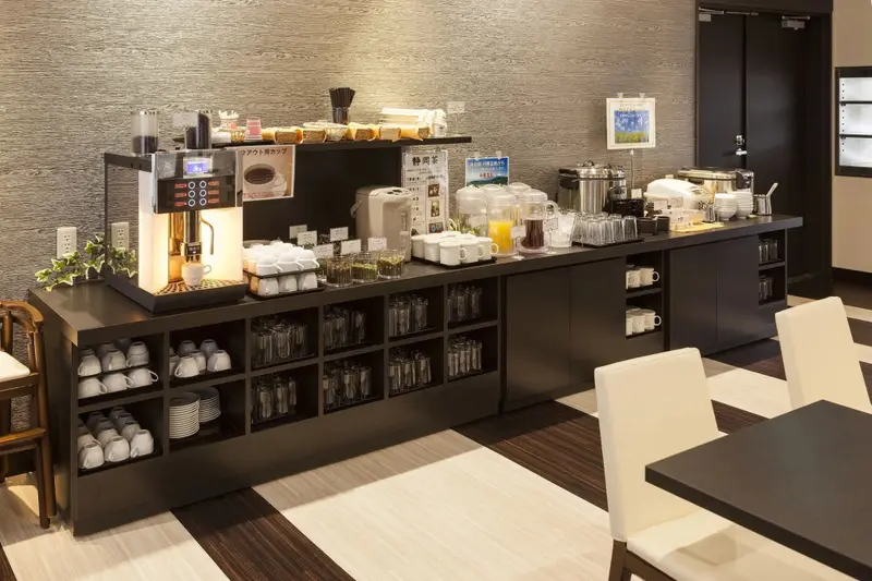 Un comptoir de buffet propose des boissons et des viennoiseries.