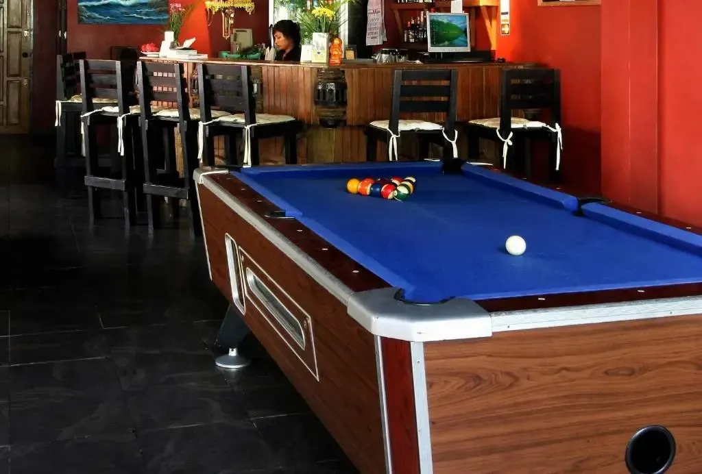 Un bar avec un billard au premier plan.