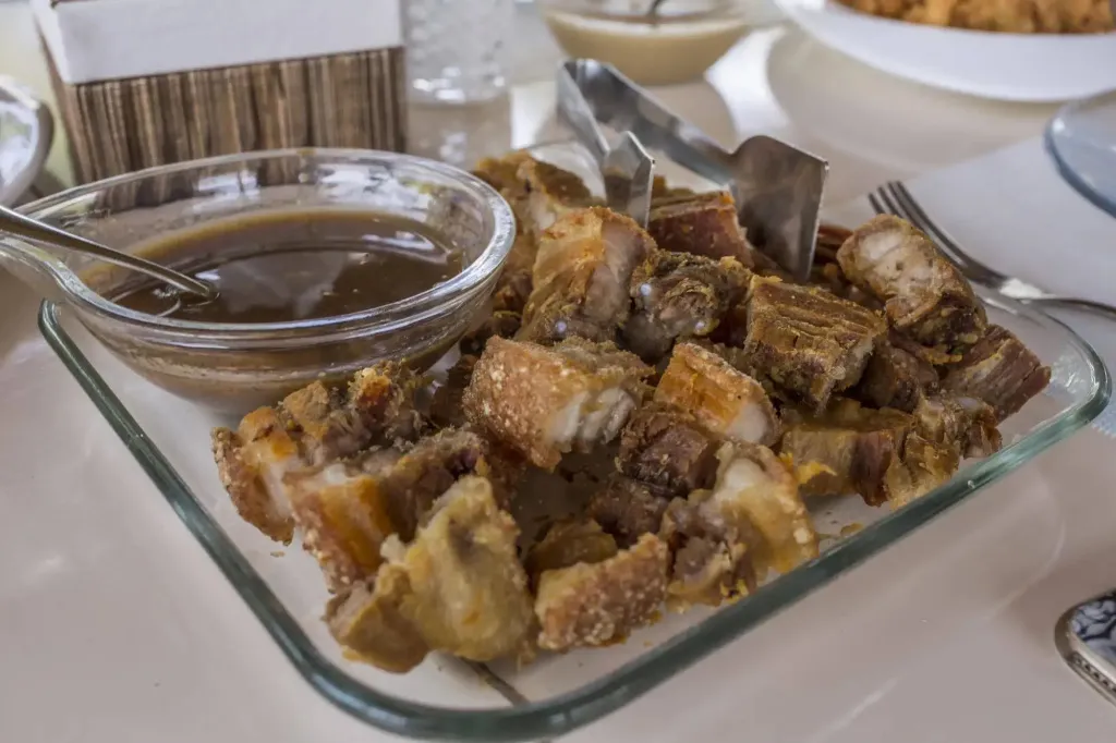 Assiette de viande coupée servie avec une sauce brune.