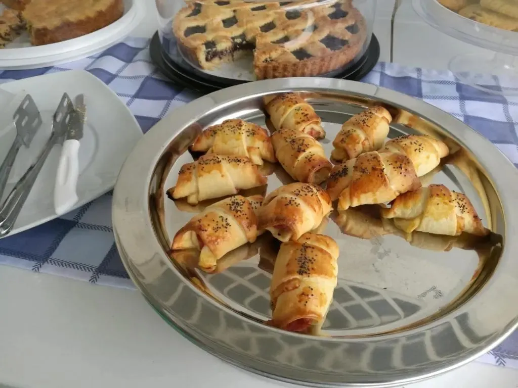 Assortiment de viennoiseries et de tartes sur un plateau.