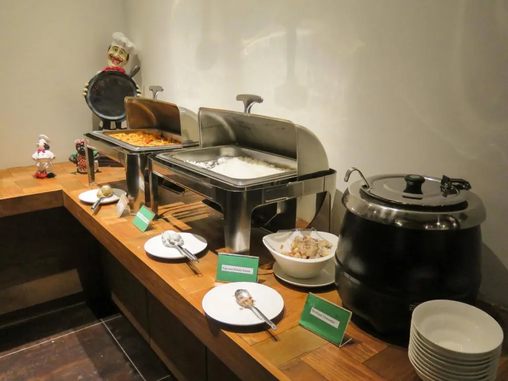 Un buffet propose une variété de plats chauds et de salades.