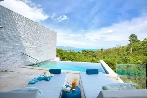 Terrasse avec piscine et vue sur la mer.