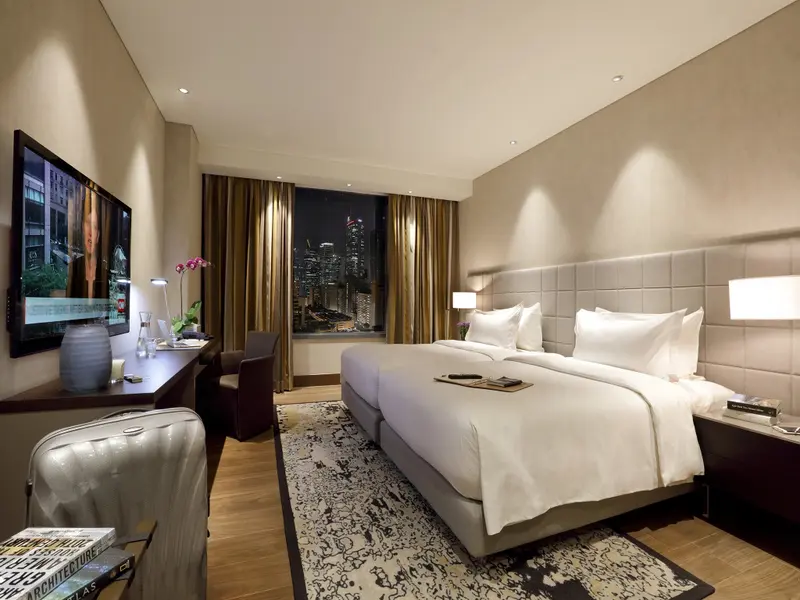 Une chambre moderne avec un grand lit et une vue sur la ville.